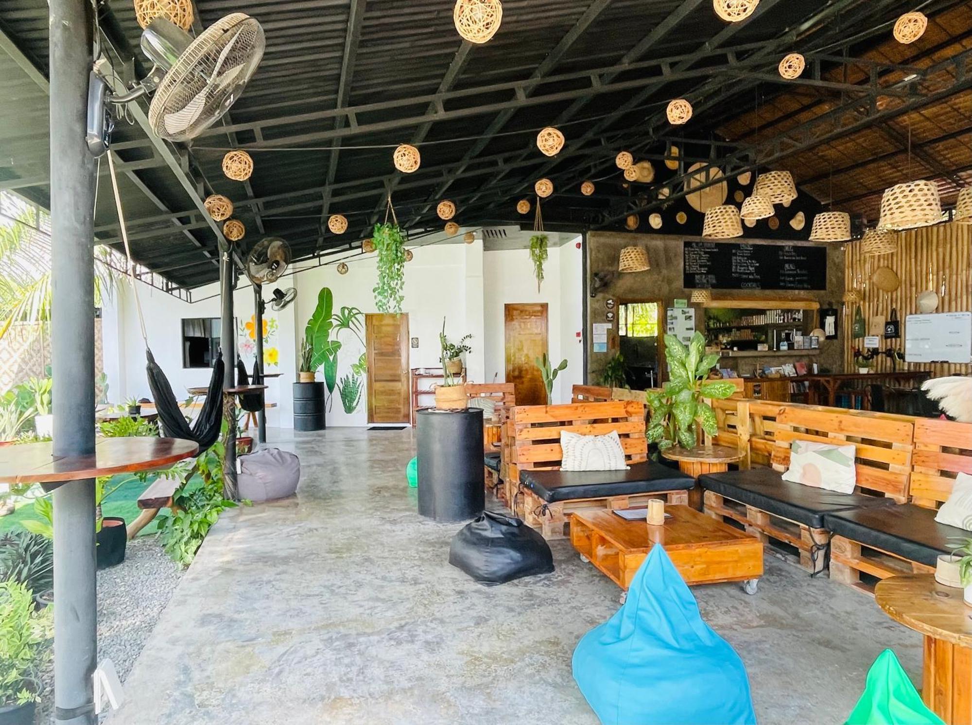 Maayong Hostel (Adults Only) Moalboal Buitenkant foto